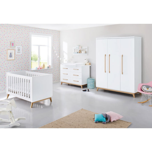 Kinderzimmer 'Riva' extra breit groß
3-teilig: Kinderbett, extra breite Wickelkommode, großer Kleiderschrank