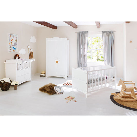 Baumschule 'Florentina' breit
3-teilig: Kinderbett, breite Wickelkommode, 2-türiger Kleiderschrank