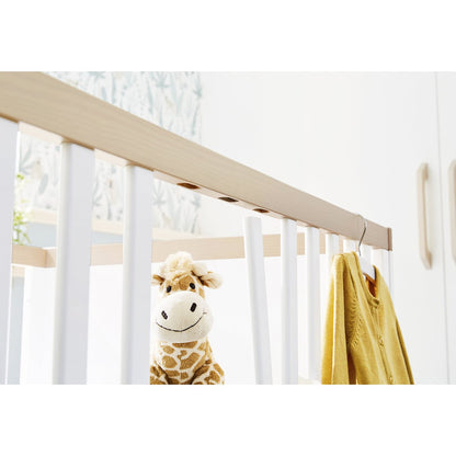 Kinderzimmer 'Light' breit groß
3-teilig: Kinderbett, breite Wickelkommode, großer Kleiderschrank