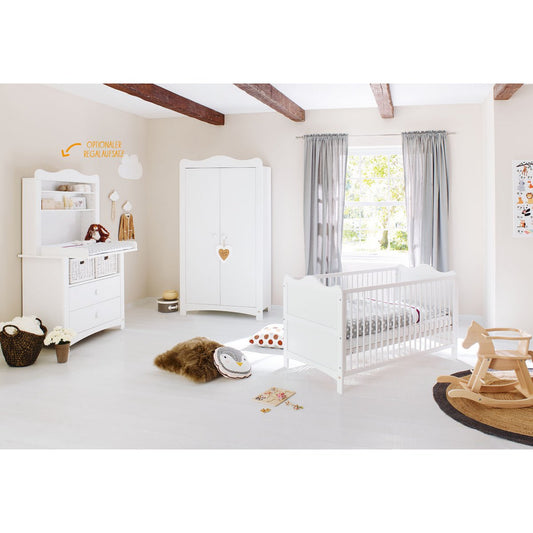 Baumschule 'Florentina' breit, inkl. breite Regaleinheit
4-teilig: Kinderbett, breite Wickelkommode, breites Regal, 2-türiger Kleiderschrank