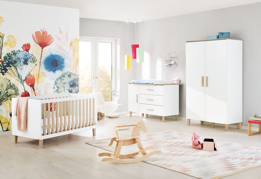 Kinderzimmer 'Lumi' extra breit
3-teilig: Kinderbett, extra breite Wickelkommode, 2-türiger Kleiderschrank