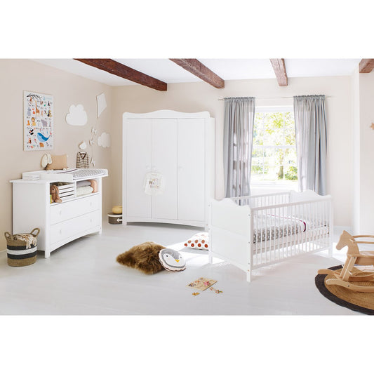 Baumschule 'Florentina' extra breit groß
3-teilig: Kinderbett, extra breite Wickelkommode, großer Kleiderschrank