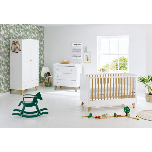 Kinderzimmer 'Pan' breit
3-teilig: Kinderbett, breite Wickelkommode, 2-türiger Kleiderschrank