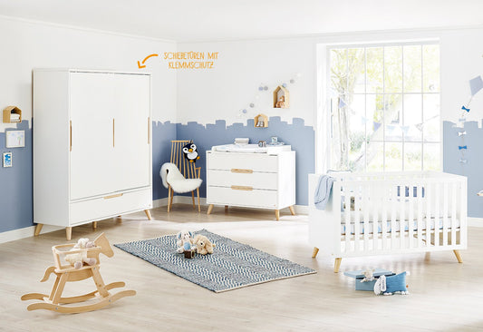 Kinderzimmer 'Move' breit groß
3-teilig: Kinderbett, breite Wickelkommode, großer Kleiderschrank